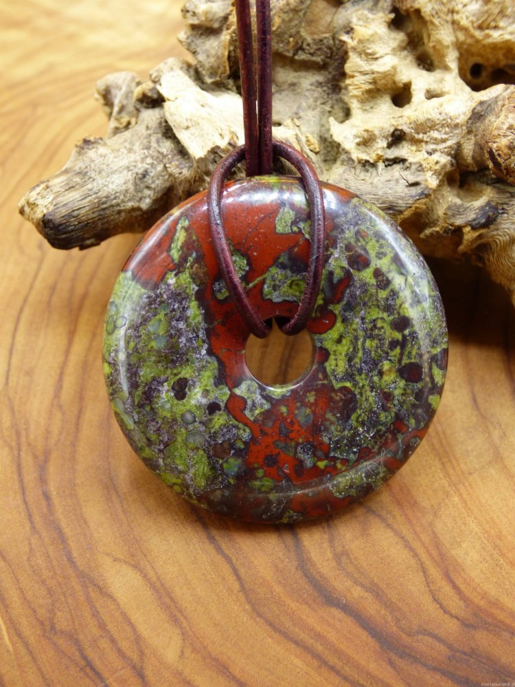 Jaspis-Smocza-Krew-Kamien-Mocy-od-Marii-Bucardi-właściwości znaczenie działanie