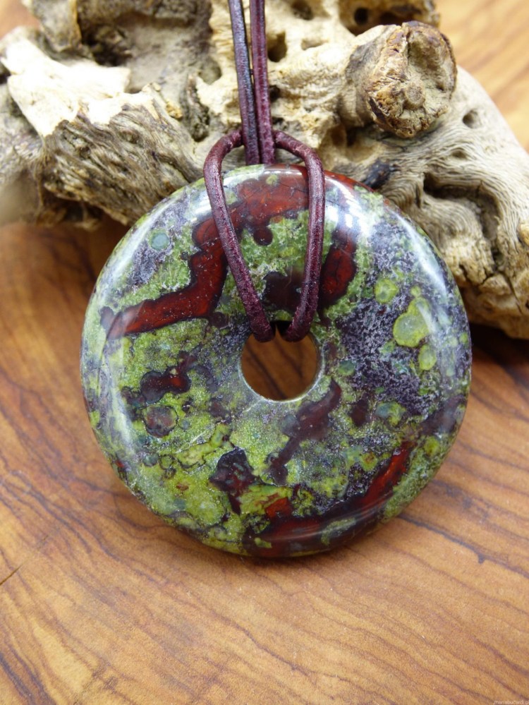 Jaspis-Smocza-Krew-Kamien-Mocy-od-Marii-Bucardi-właściwości znaczenie działanie