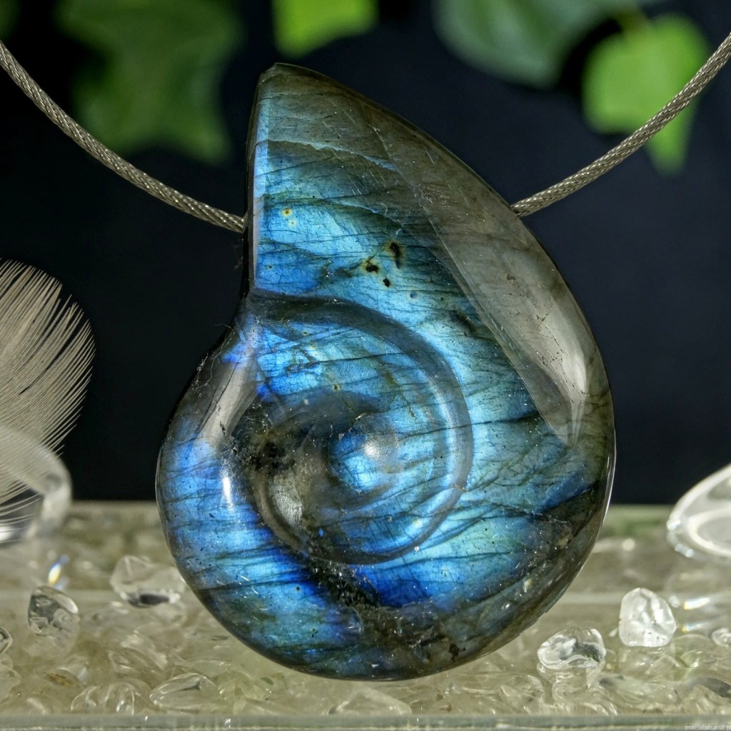 Labradoryt-Kamien-Mocy-od-Marii-Bucardi-50x36x15-mm-33,1-g-Madagaskar-2