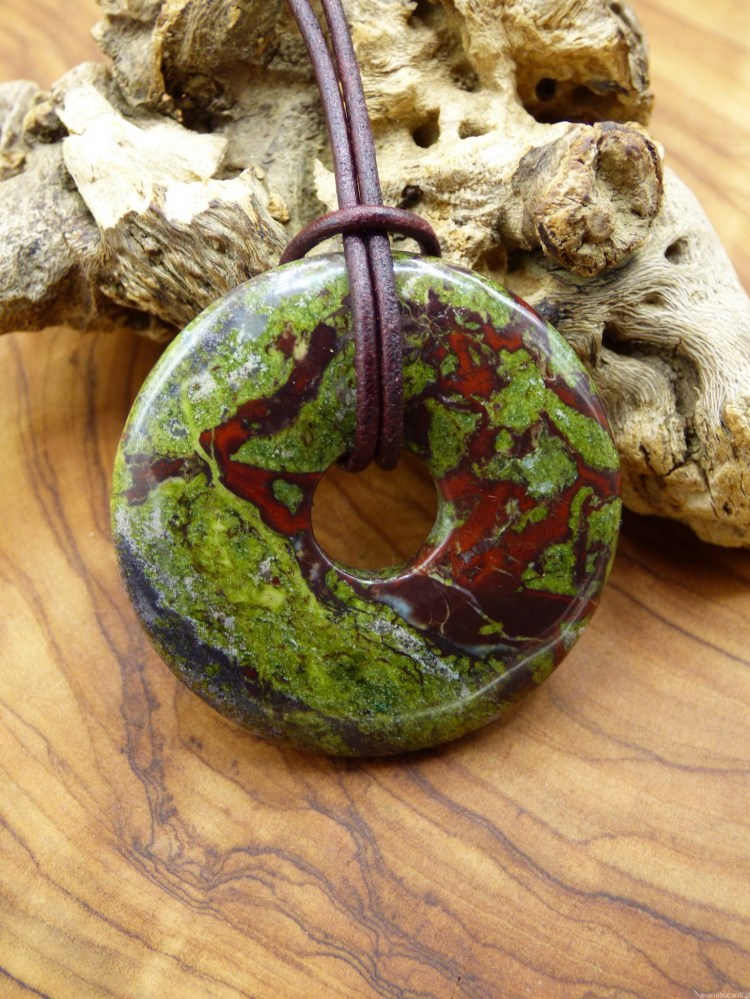 Jaspis-Smocza-Krew-Kamien-Mocy-od-Marii-Bucardi-właściwości znaczenie działanie