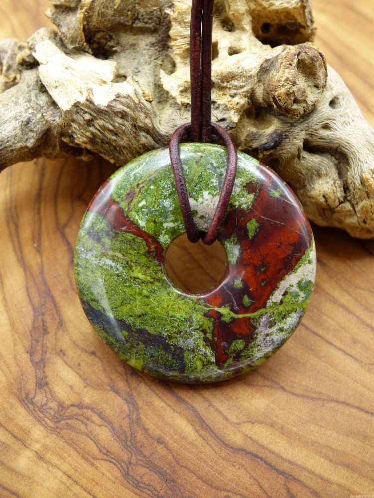 Jaspis-Smocza-Krew-Kamien-Mocy-od-Marii-Bucardi-właściwości znaczenie działanie