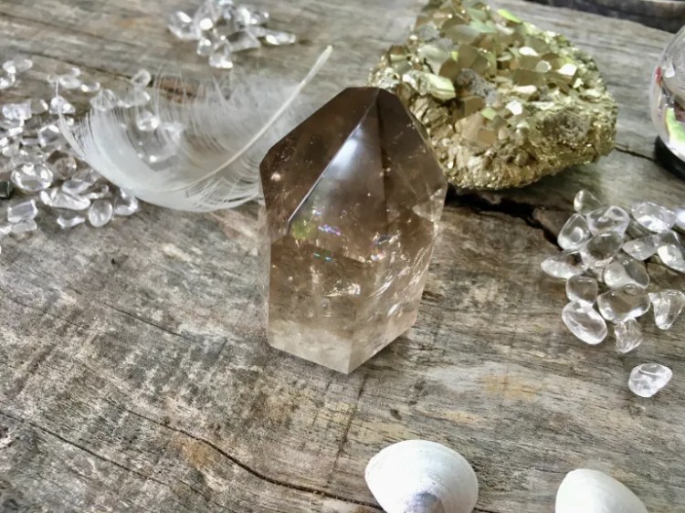 kwarc dymny kamień - Kamienie Mocy - minerały - znaczenie działanie właściwości -Maria Bucardi