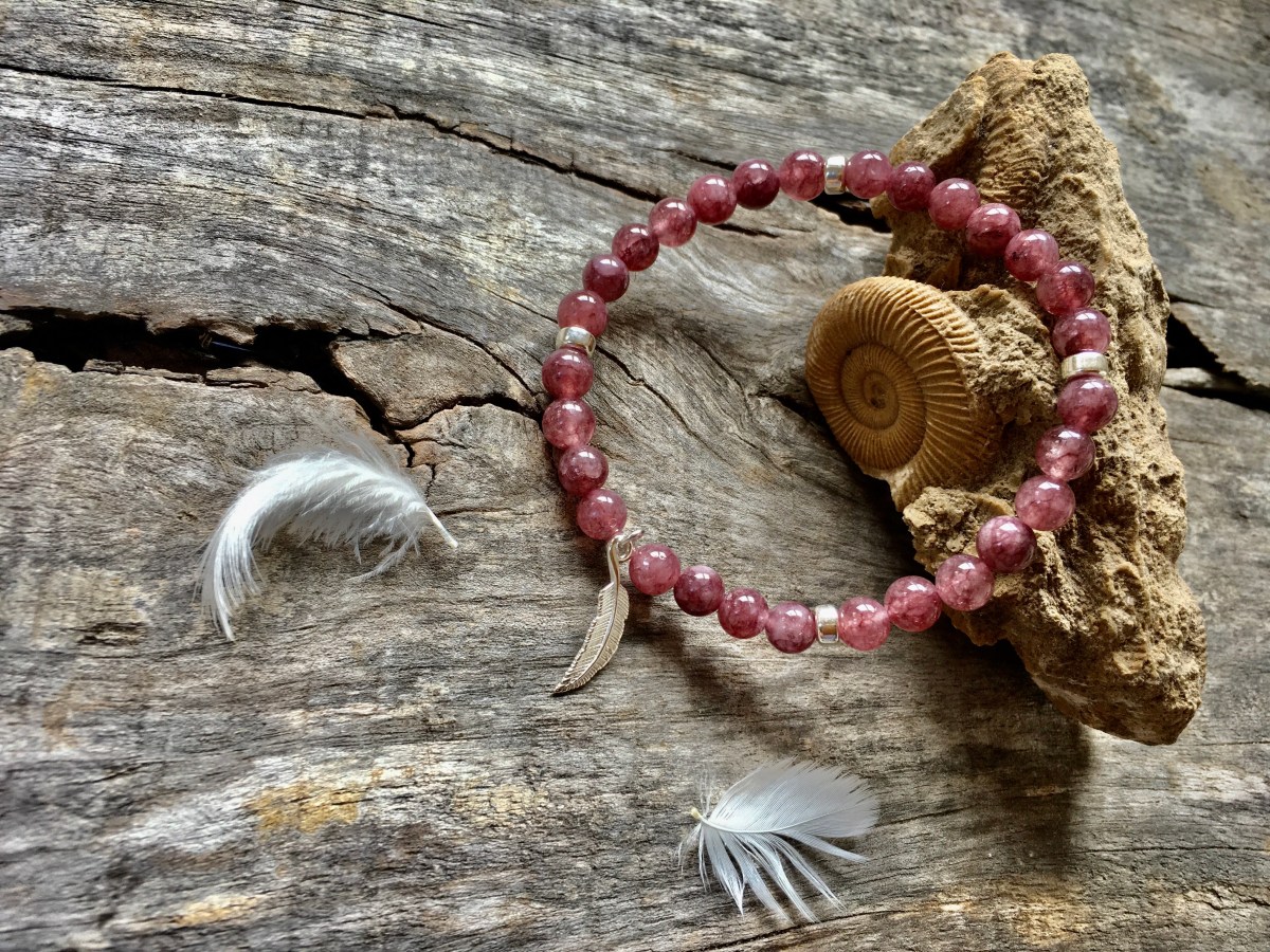 Bransoletka Mitycznych Drzew Edenu Marii Bucardi – Kamień Mocy Lepidolit – jej imię to Lepidoptera jak piękny motyl, pełen uroku, czaru, który stale podlega zmianie na lepsze. Poznaj znaczenie i symbolikę…