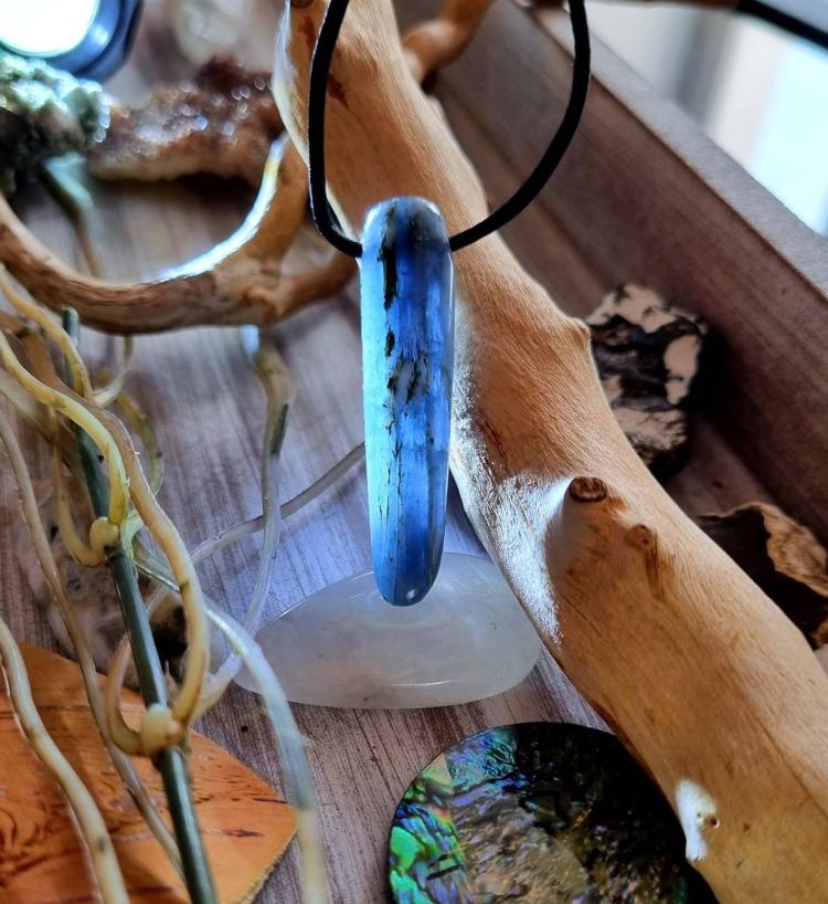 Kyanit Kamień Mocy od Marii Bucardi 45 x 10 x 6 mm