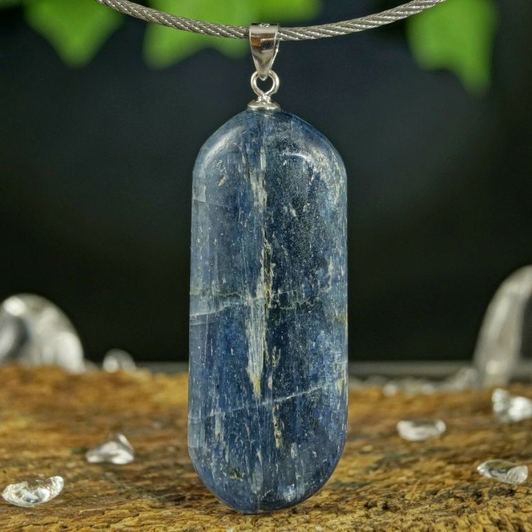 Kyanit Kamień Mocy od Marii Bucardi