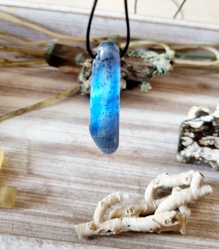 Kyanit Kamień Mocy od Marii Bucardi