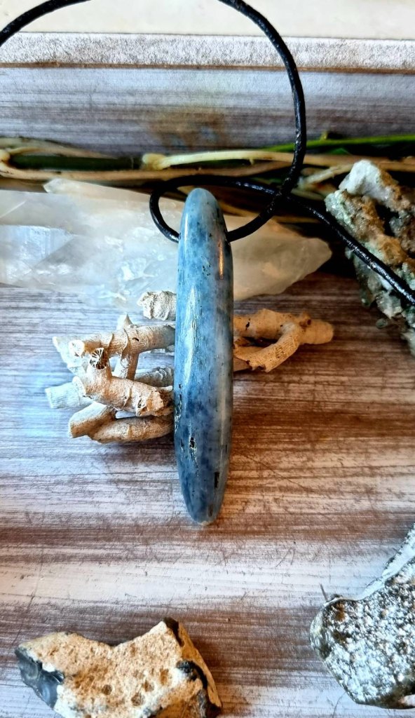 Kyanit Kamień Mocy od Marii Bucardi