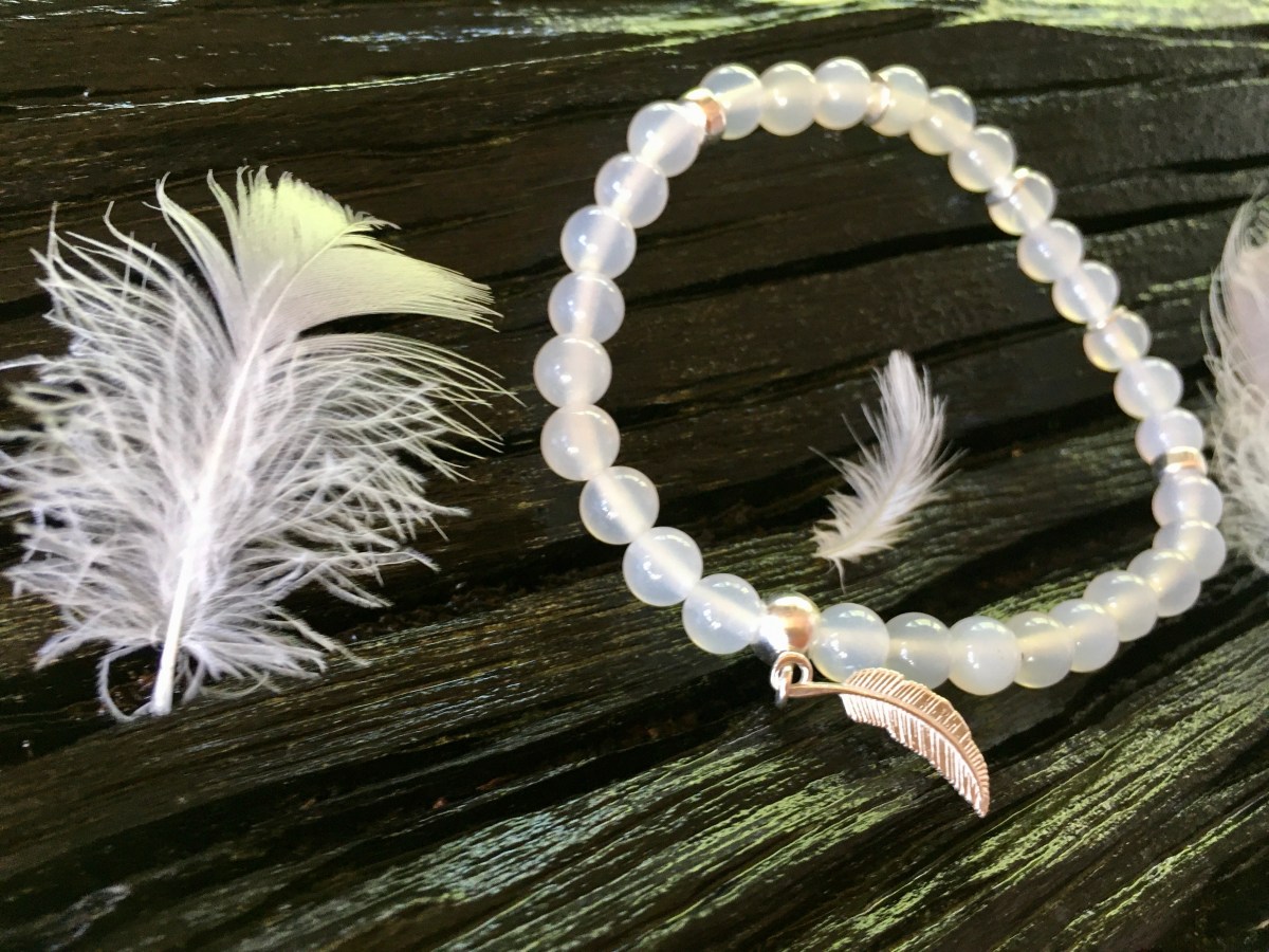 Zoria – Bransoletka Mitycznych Drzew Edenu – Kamień Mocy biały Agat, pióro i elementy srebro 925. Światło, czystość, wiara, nadzieja, energia świtu po czasie&nbsp;mroku