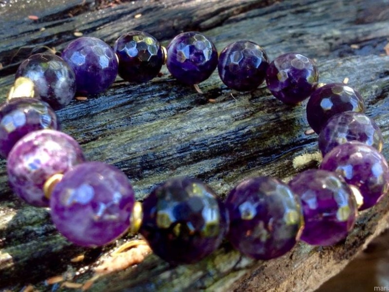 VERLIS – MISTERIUM MOTYLA – TAJEMNICZE SWIETLISTE WIBRACJE MITYCZNYCH DRZEW EDENU Marii Bucardi- BRANSOLETKA NATURALNY&nbsp;AMETYST