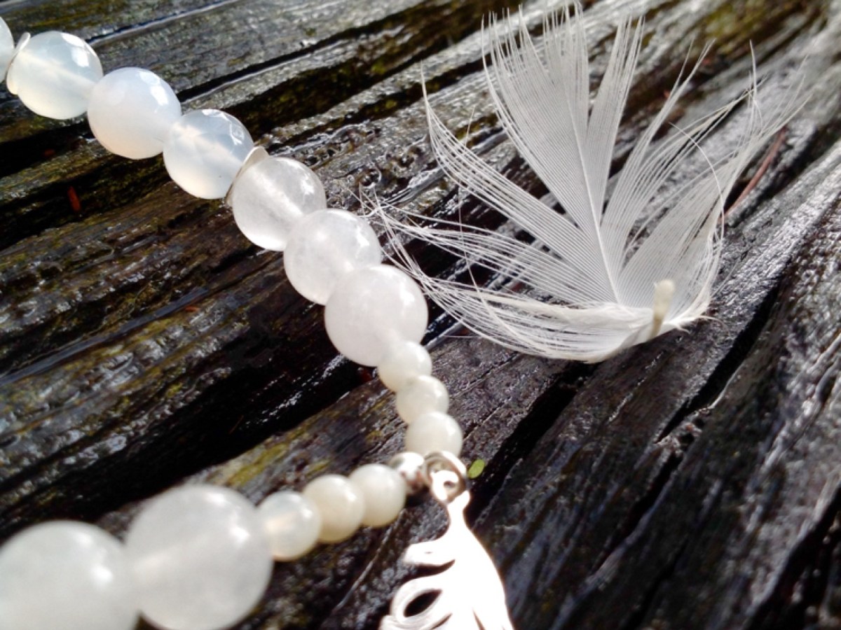 SAOIRSE – Oczyszczenie Podświadomości, Wolność i Wewnętrzna Siła Światła – Tajemnicze Świetliste wibracje Mitycznych Drzew Edenu – bransoletka agat biały, agat mleczny, kamień księżycowy i srebro proby&nbsp;925