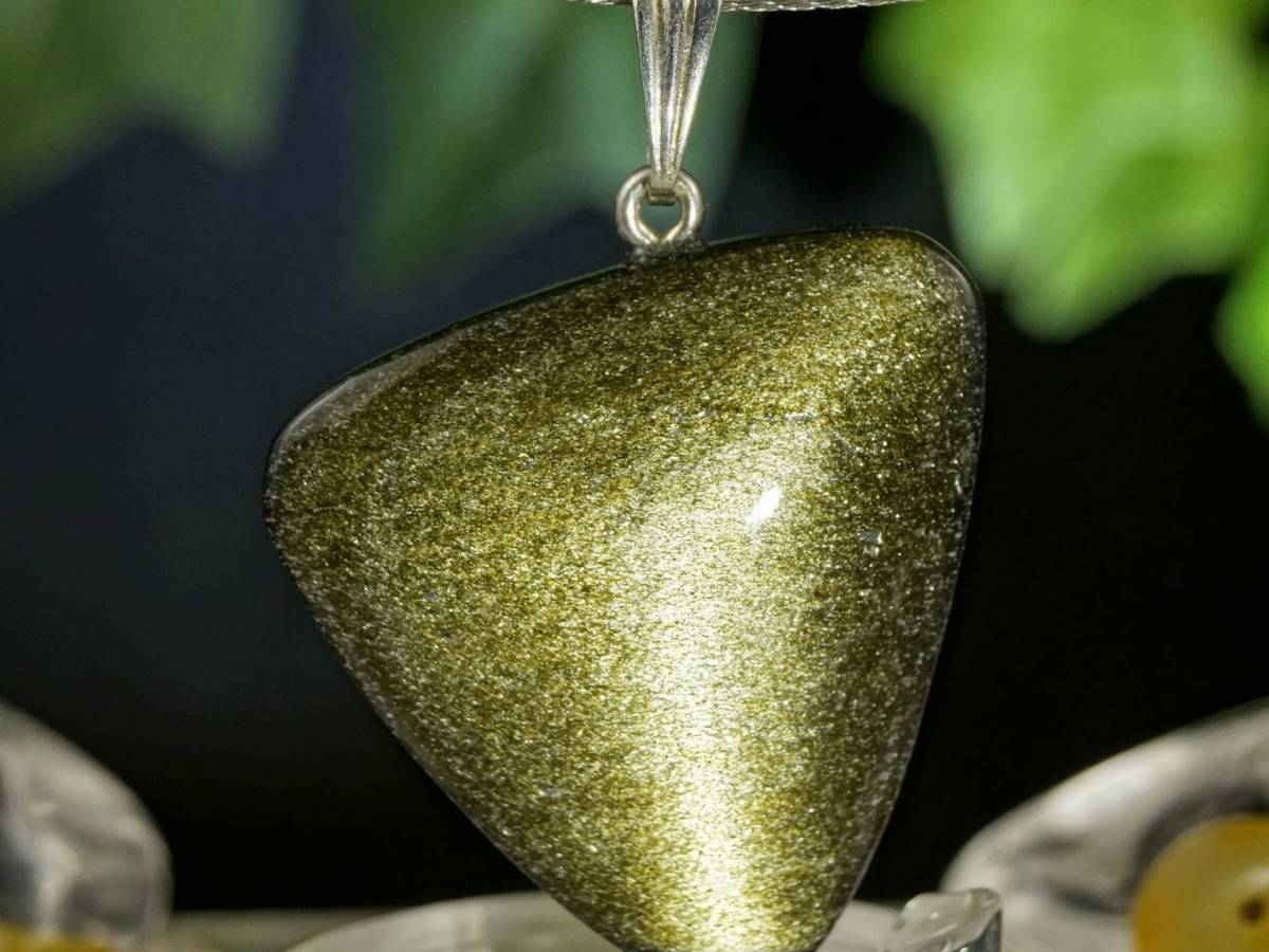 Kamień Mocy Obsydian złoty – siła manifestacji i aury, ochrona, wyjawienie prawdy, odcięcie od negatywnych osób i&nbsp;sytuacji.